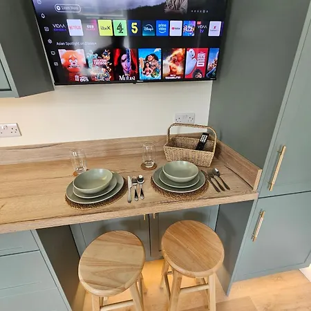 Luxury Apartment, 스킵턴